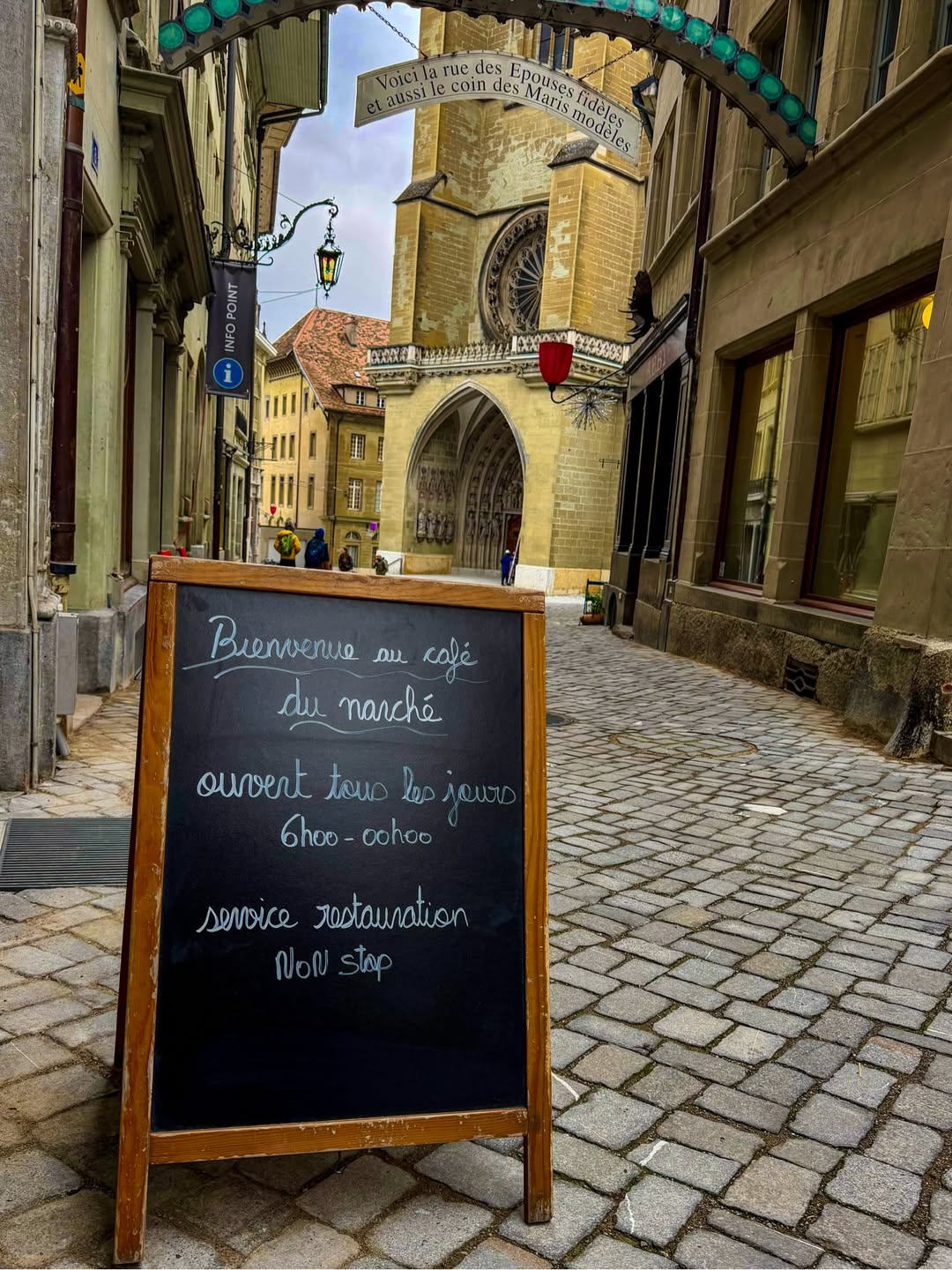 Terrasse du Café du Marché dans la rue des Épouses