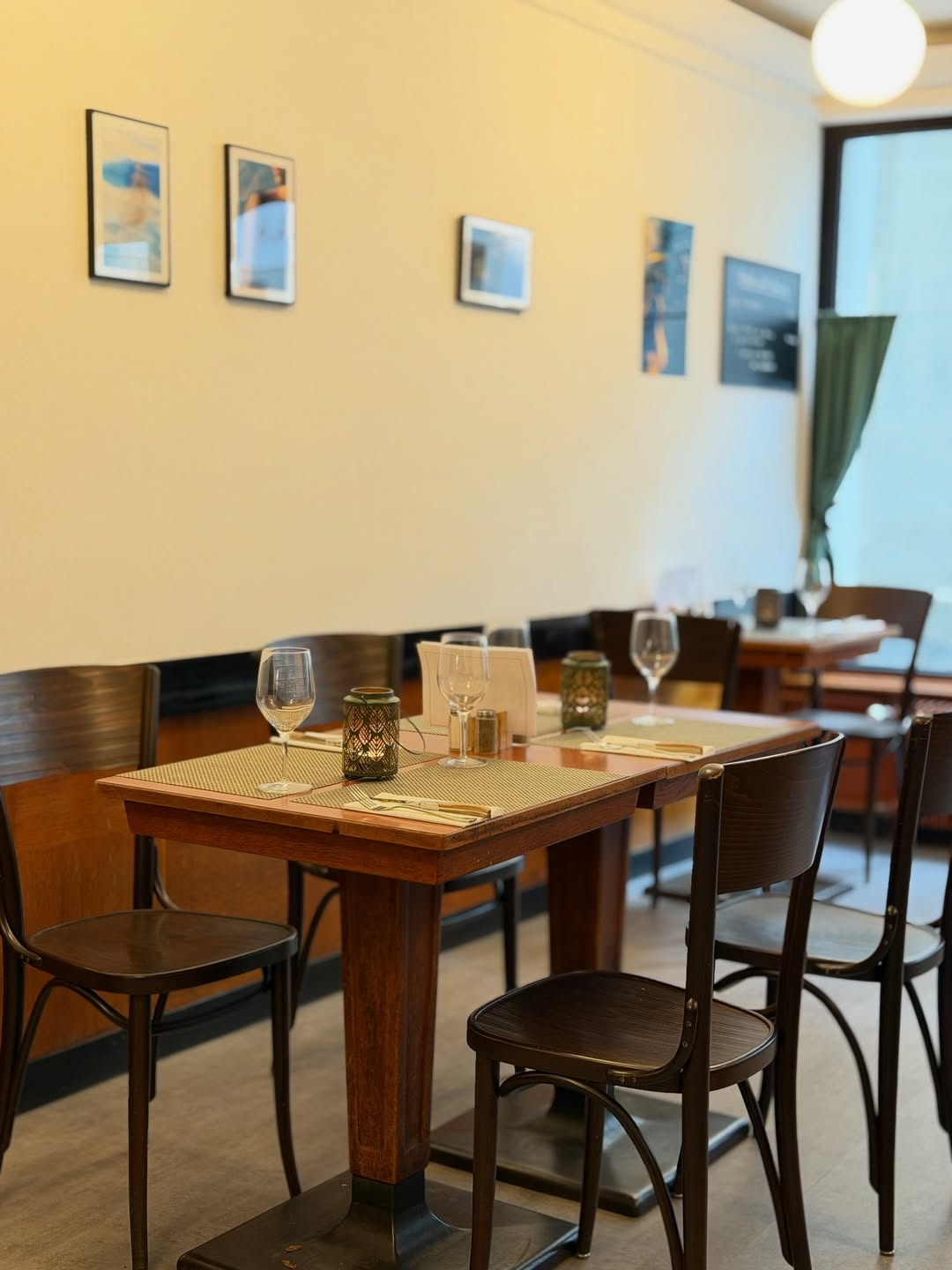 Vue de la salle du Café du Marché