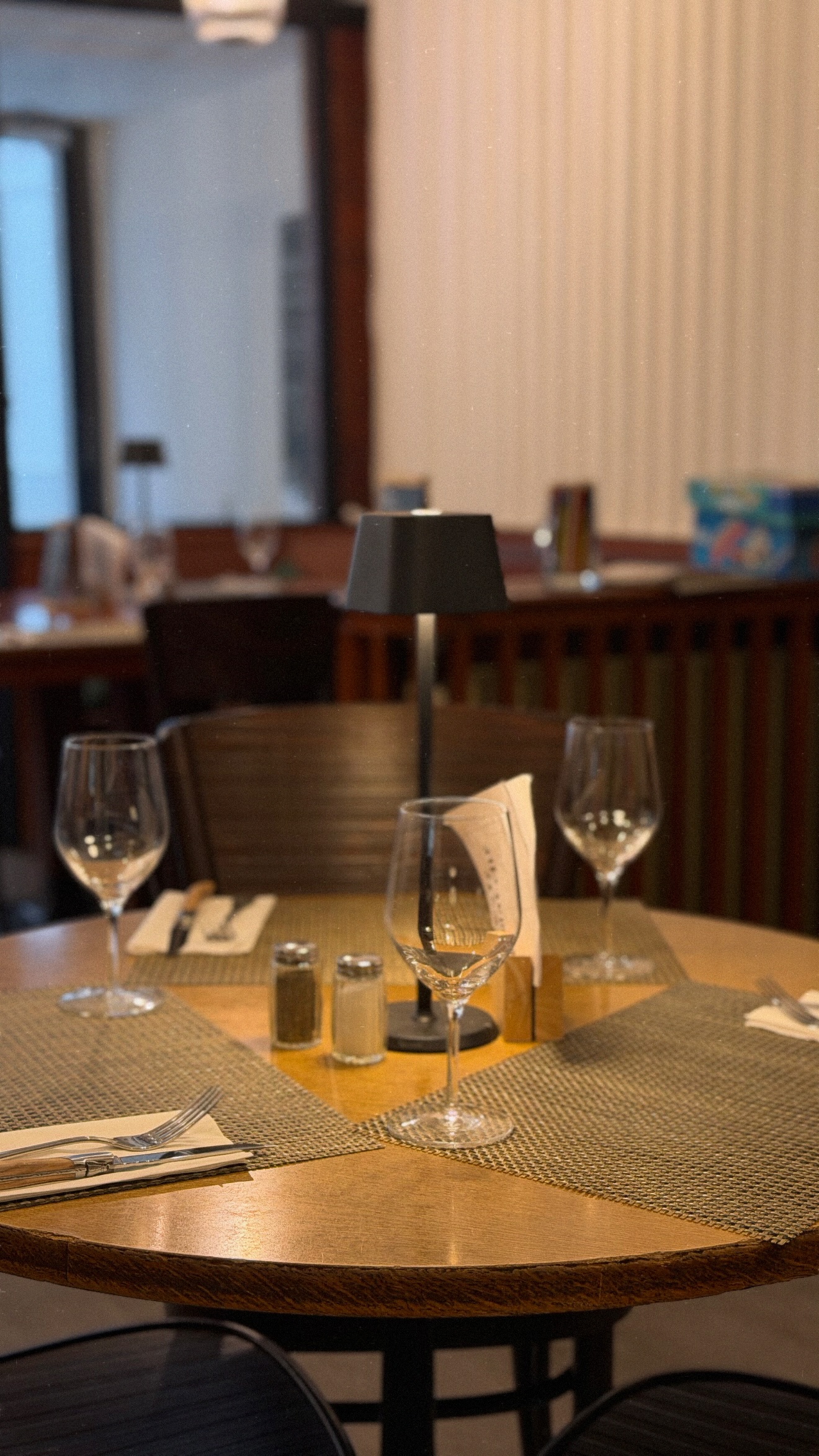 Tables dressées au Café du Marché