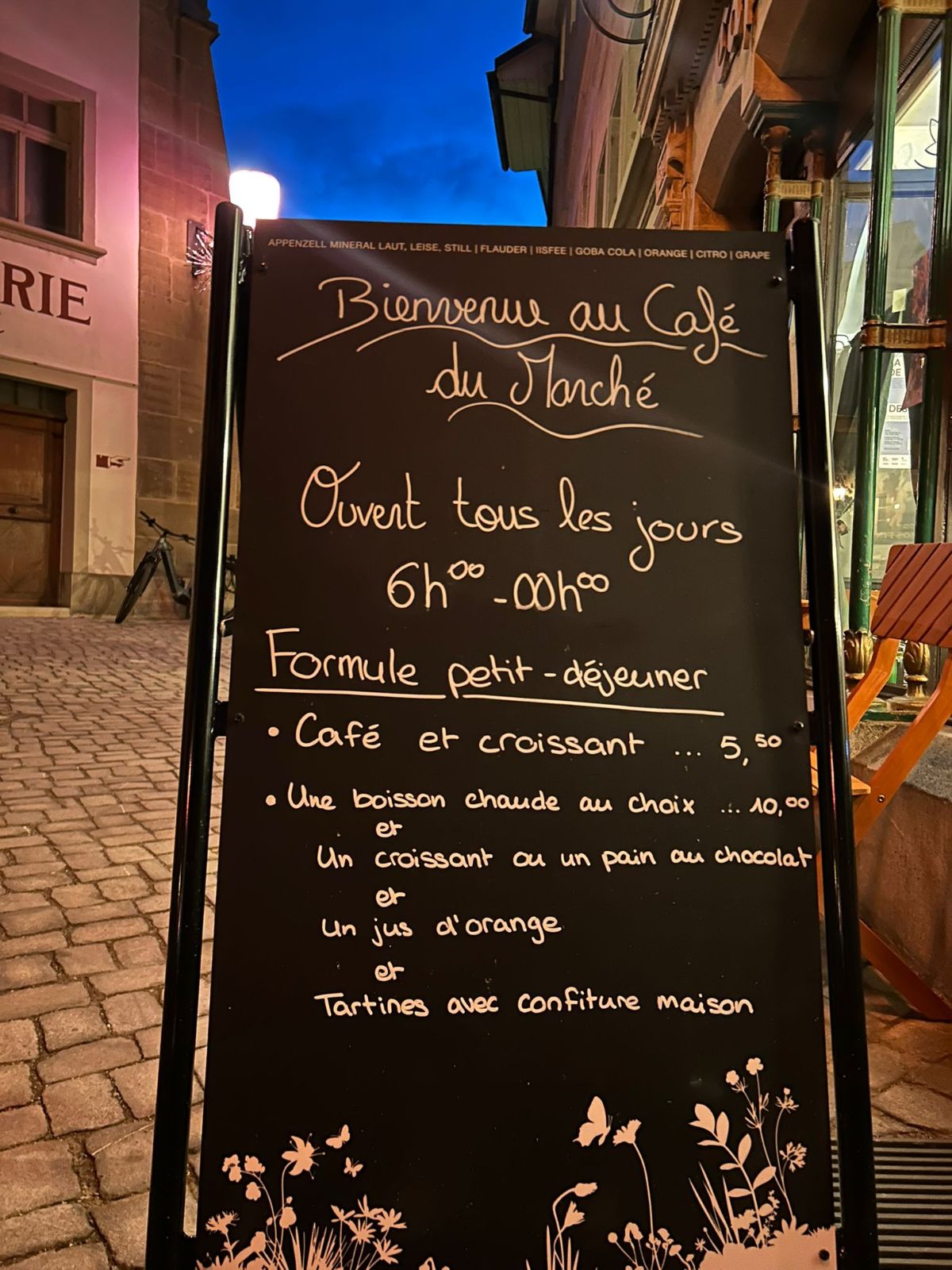 Petit déjeuner au Café du Marché
