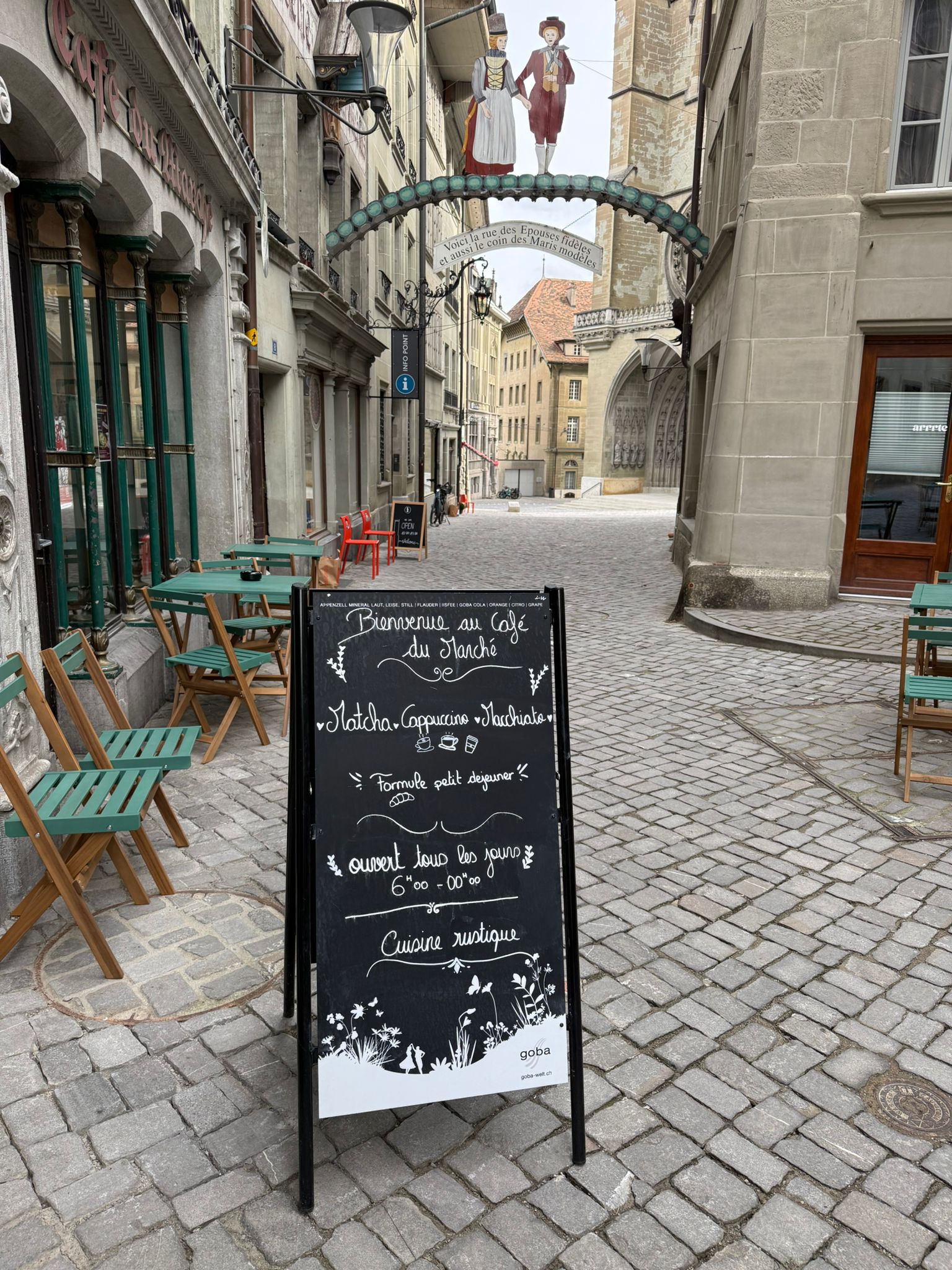 Terrasse du Café du Marché dans la rue des Épouses